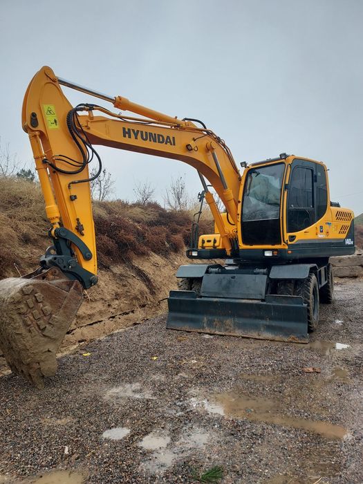 Hyundai 140 srochno sotiladi