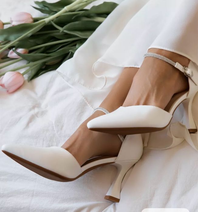 Продам белые туфли