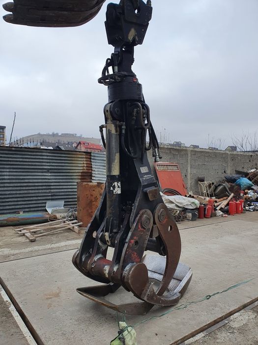 Vând graifer pentru lemn,greutate 2000 kg , pentu fux 25 - 30 t .