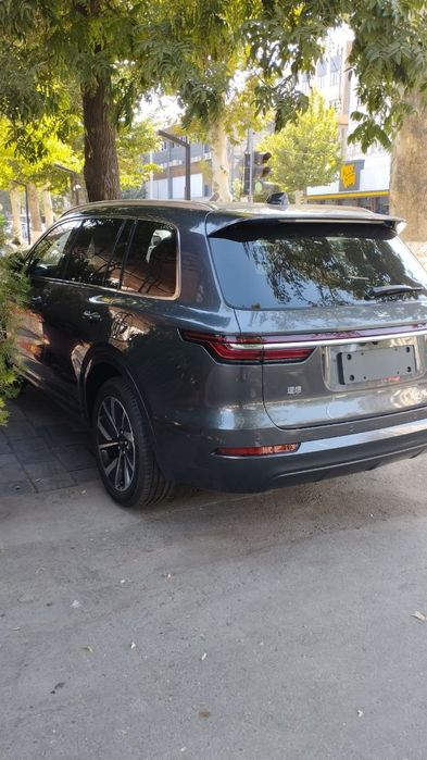 Продам машину Li One в идеальном состояние