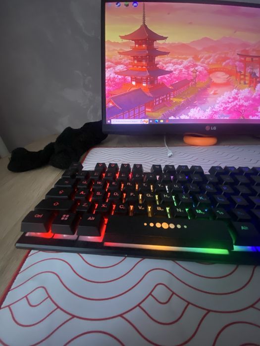 Продам клавятуру есть подсвета