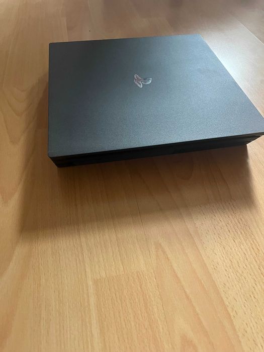 Продавам PS4 Pro 1TB