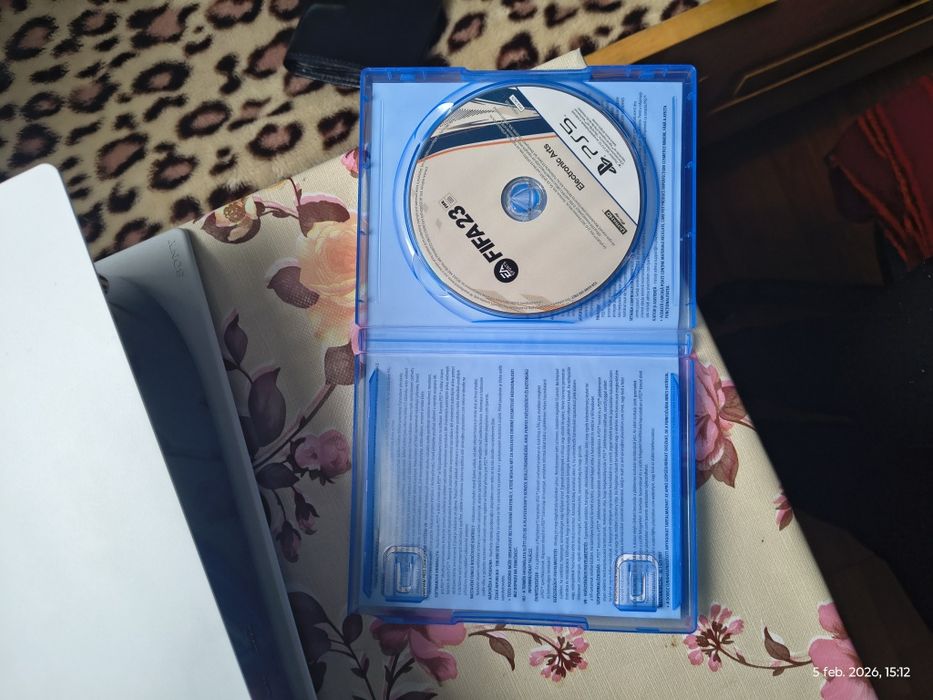 Vând PS5,cu fifa26 și fifa23