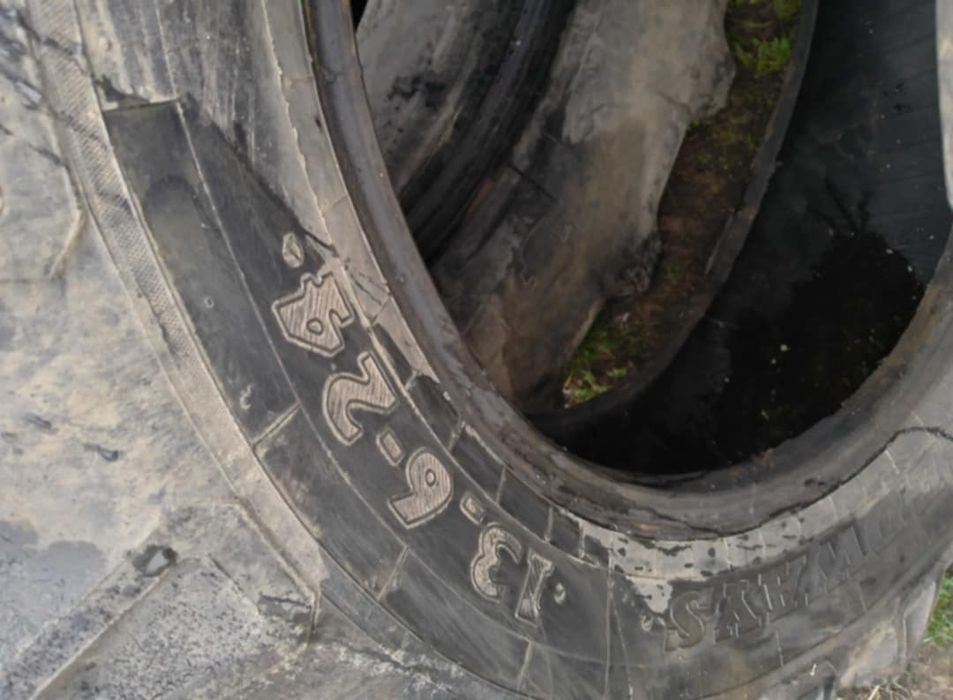 Vând cauciucuri de tractor 13,6/24