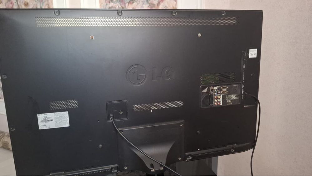 Телевизор LG с подставкой