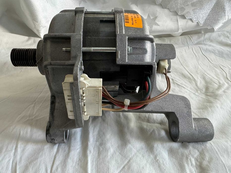 Двигател / електромотор и винтил от пералня Hotpoint Ariston