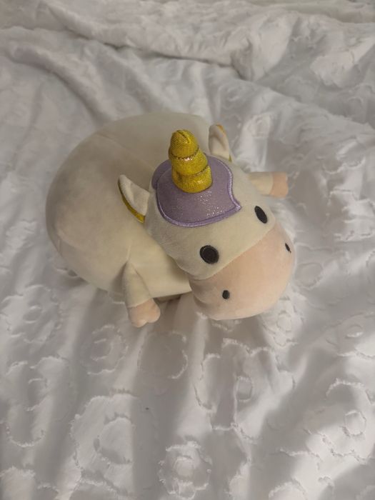 Плюшен еднорог-възглавница (MINISO) – мека играчка с блестящ рог