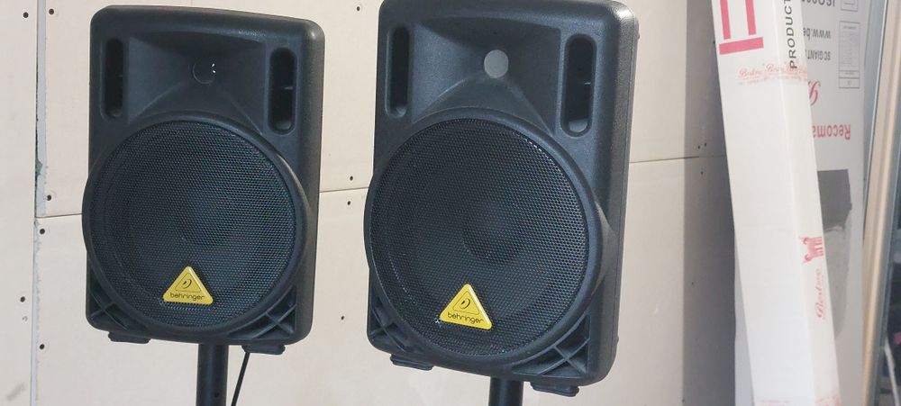 Vand o pereche de boxe active Behringer B208D