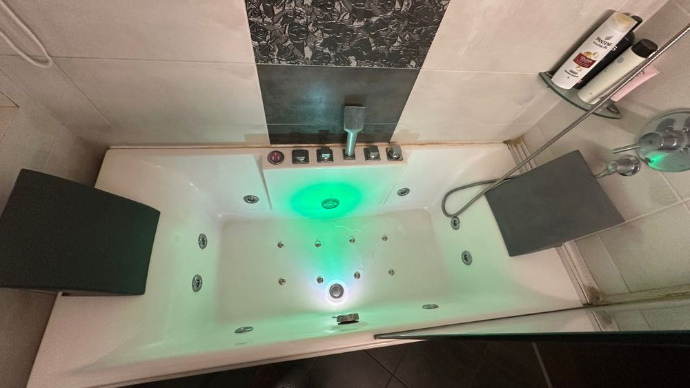 Продавам акрилна хидромасажна вана 170/74 см с престилка и ст. параван