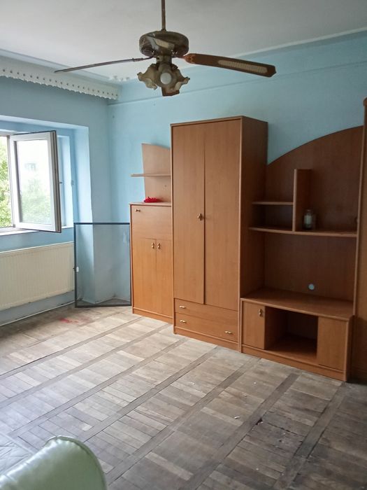 Închiriez apartament cu 3 camere