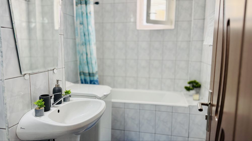 Inchiriez Apartament 1 camera 50 mp  si balcon mare zona Aradului langa Mall