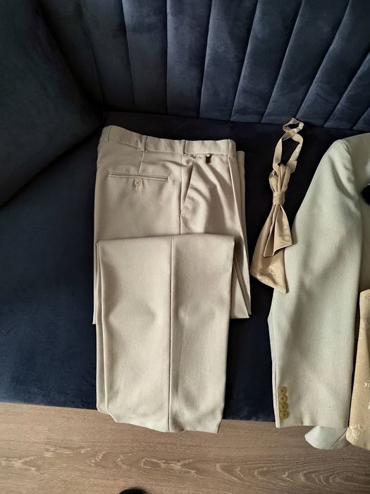 Vând costum 3 piese mărimea 50