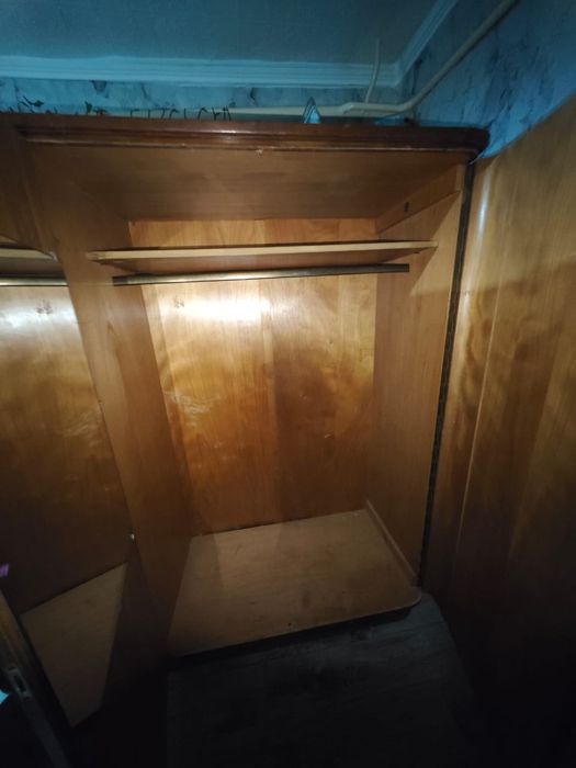 Продам шкаф лакированный