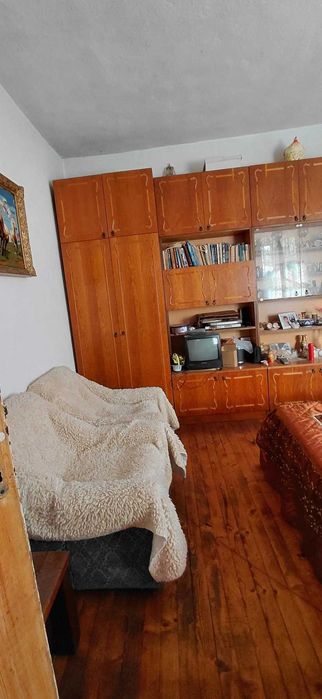 Тухлена къща с лятна кухня и голям двор в гр. Крън