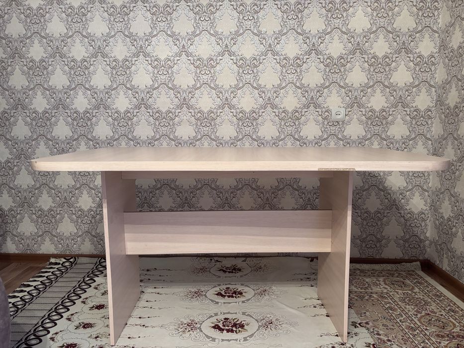 Кухонный стол.