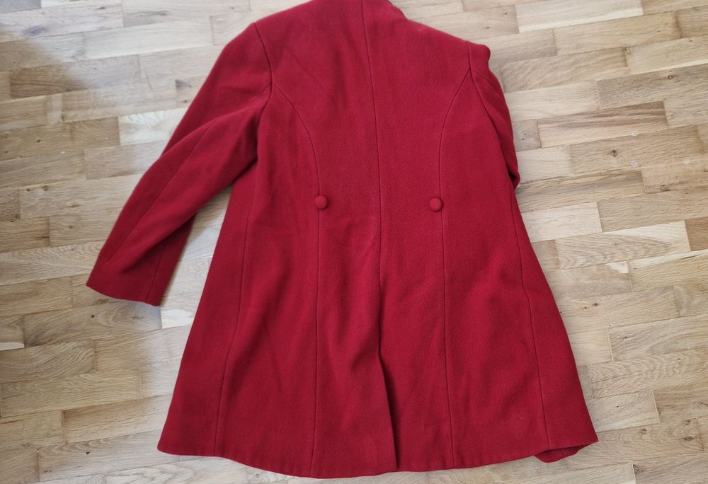 Червено вълнено палто