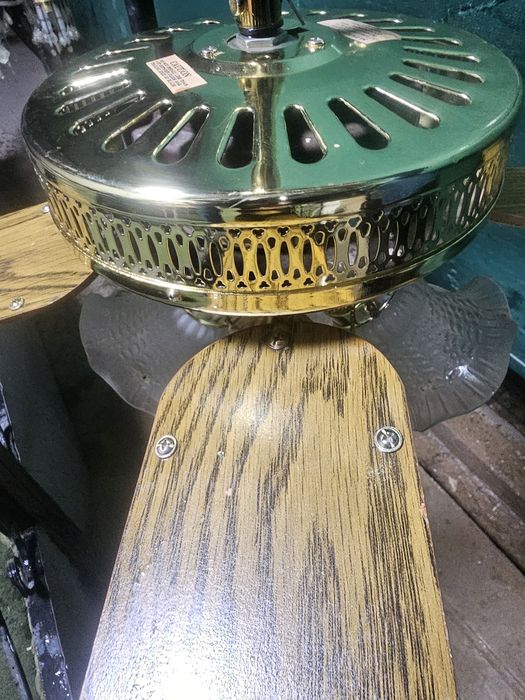 Срочно продам люстра-вентиляторам рабочий идеальным со.
Идеальным сост