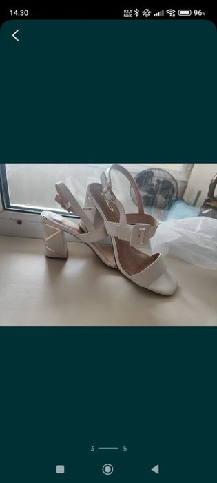 Продам босоножки черные и белые
