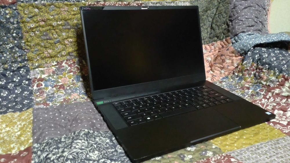 Razer Blade 15 - i7 9750H | RTX 2080 Max Q 8GB vRAM | 32GB DDR4 | 512GB SSD | 240HZ FHD 15.6"