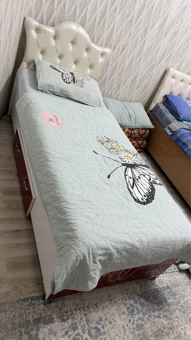 Kravat sotiladi faqat yosh bolala yotgan