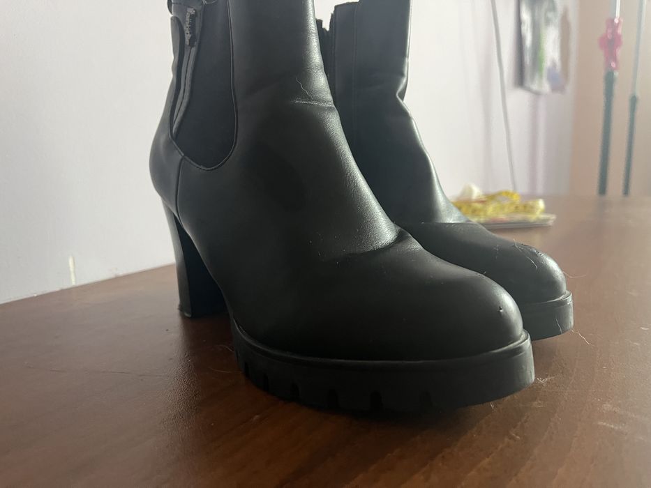 Боти - черни с цип