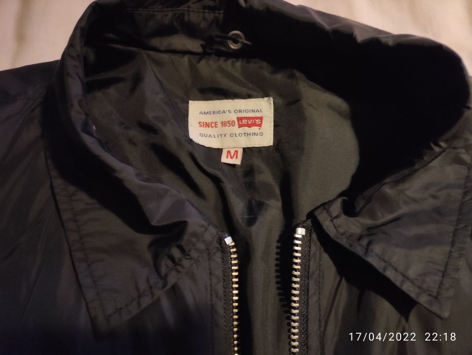 Яке Levi's, яке бомбър, черен суйчър и яке H&M, размер М