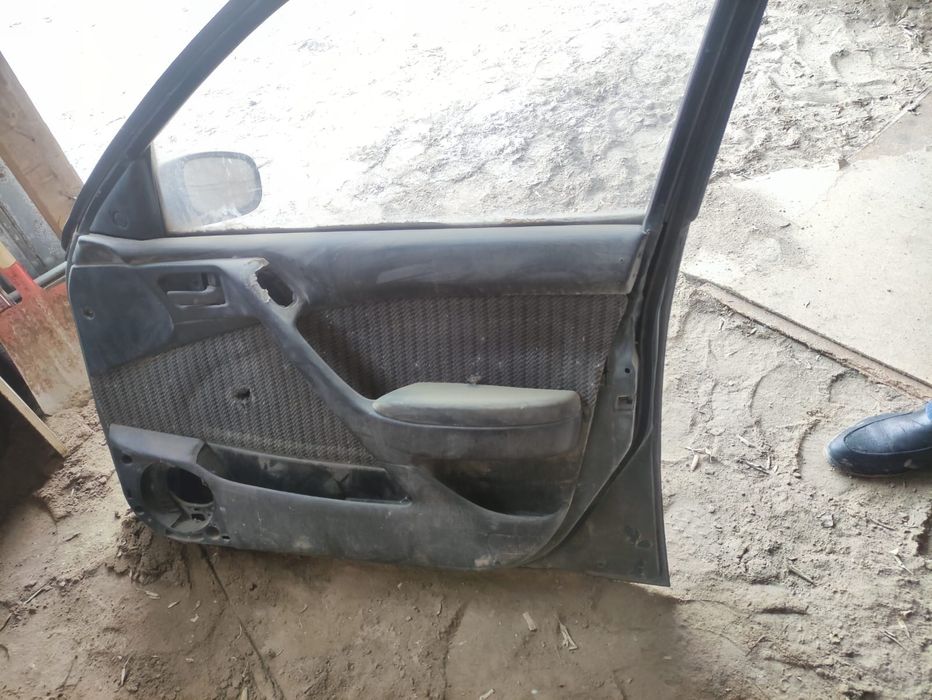 Продается б/у дверь на Toyota Carina E.