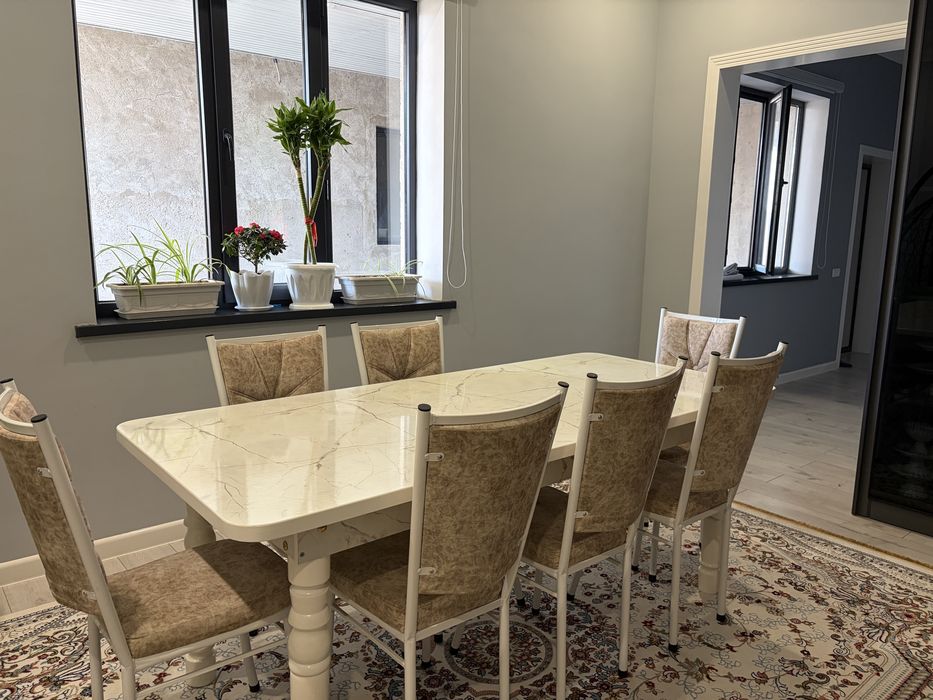 новый стол и 8 стульев