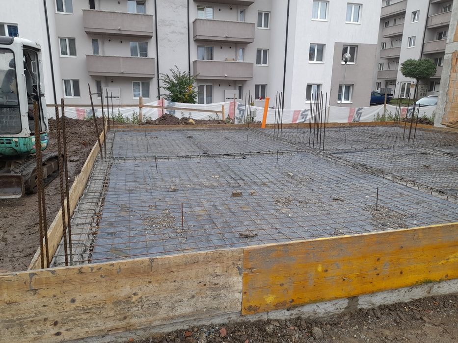 Executam case la rosu