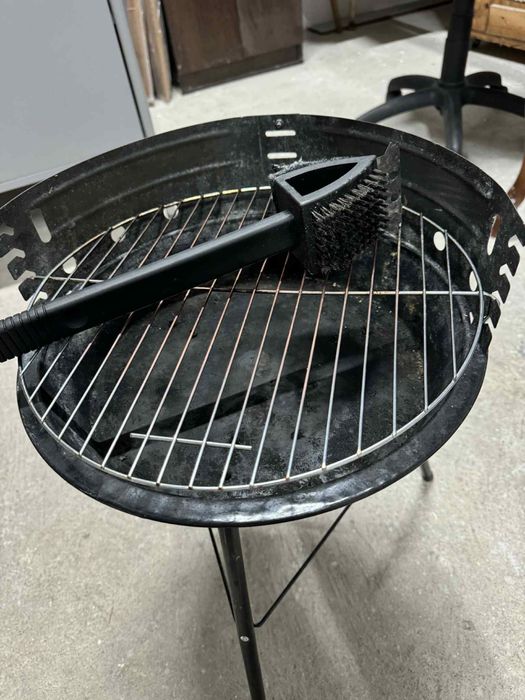 gratar negru cu gratar si perie de curatare