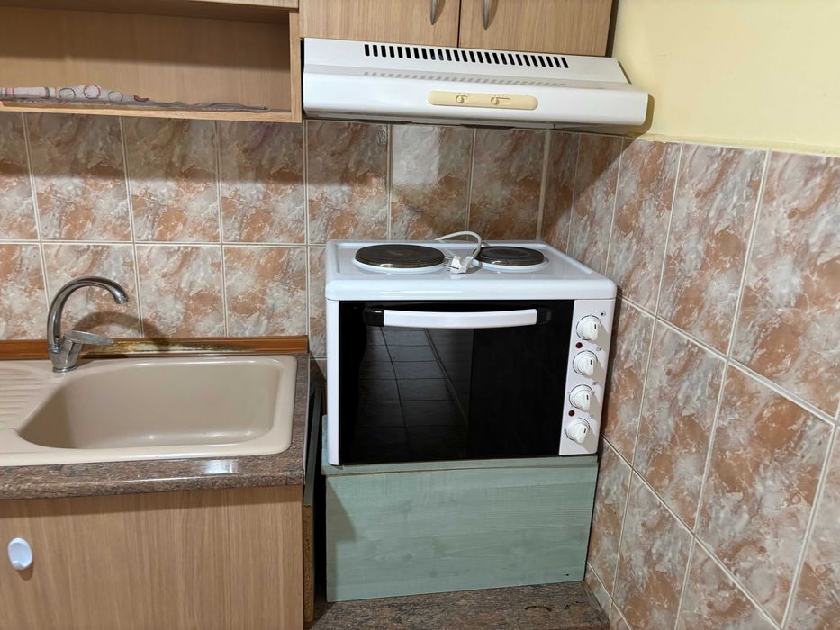 0888338215 Продавам употребявано  кухненско  обзавеждане  включващо шкафове  печка аспиратор пералня   Уредите са  почти нови и работещи