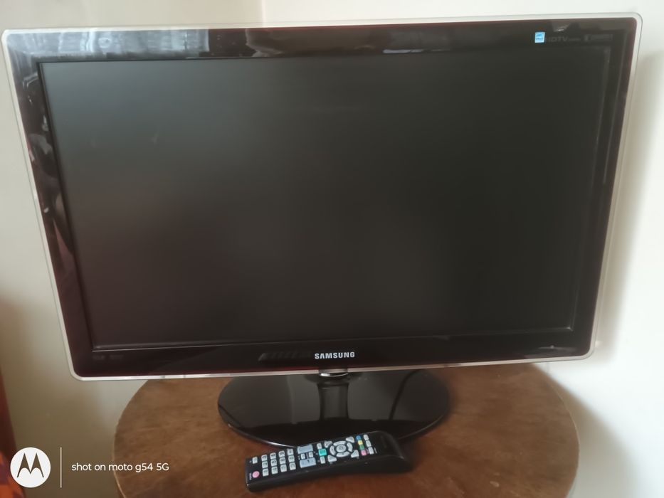 LCD телевизор/монитор SAMSUNG  2770 HD Sync Master. 27 инча, с дистанционно, HDMI кабел, без забележки
