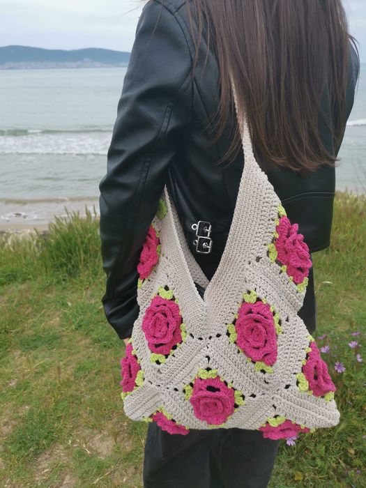 Чанта ръчно плетиво с мотив роза