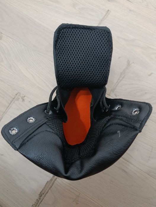 Подам новые берцы.