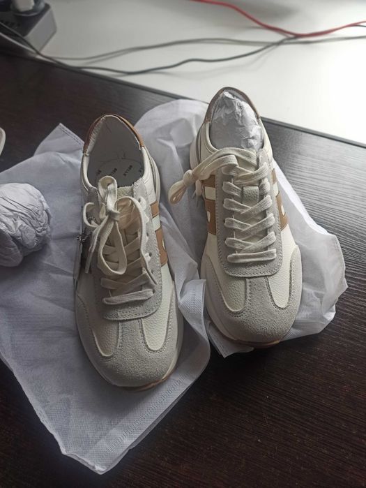 Продам женские кроссовки