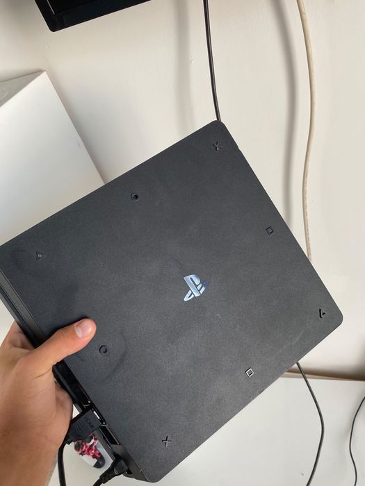 Vand PS4 Slim !!