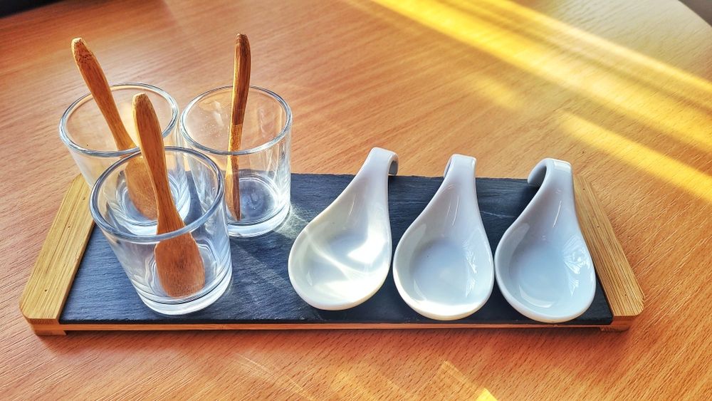 Set servire aperitive cu platou, pahare si boluri