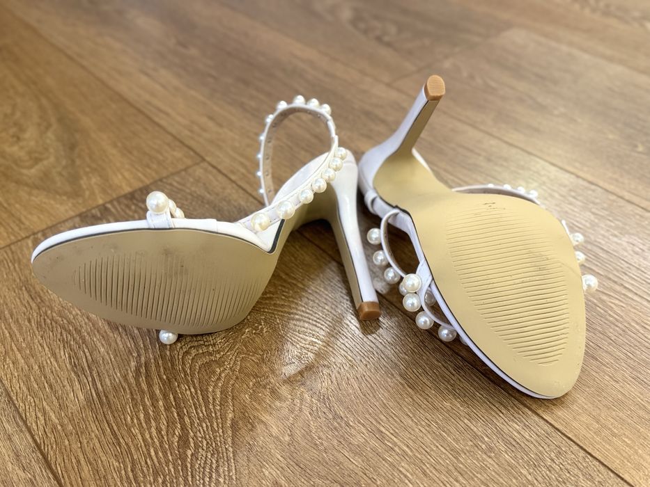 Бели обувки на ток