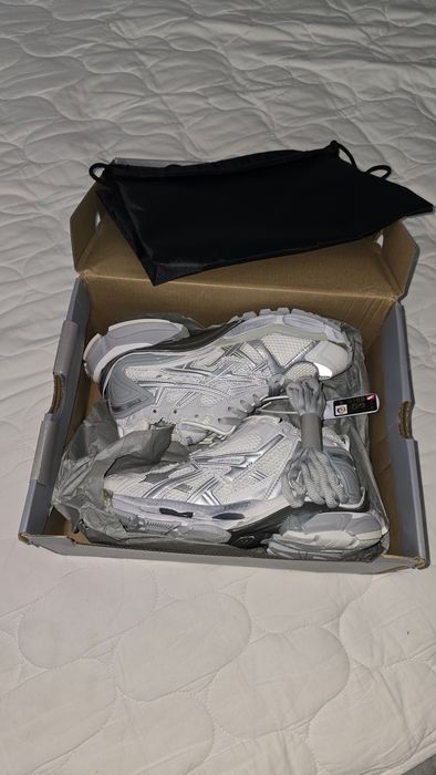 vând balenciaga runner