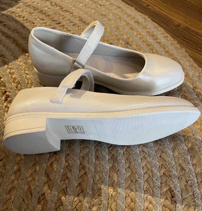 Продавам нови детски обувки