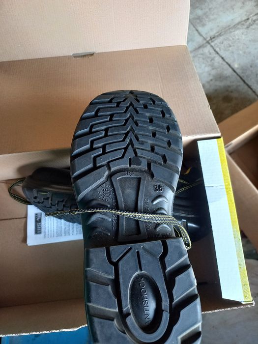 Vand bocanci securitate