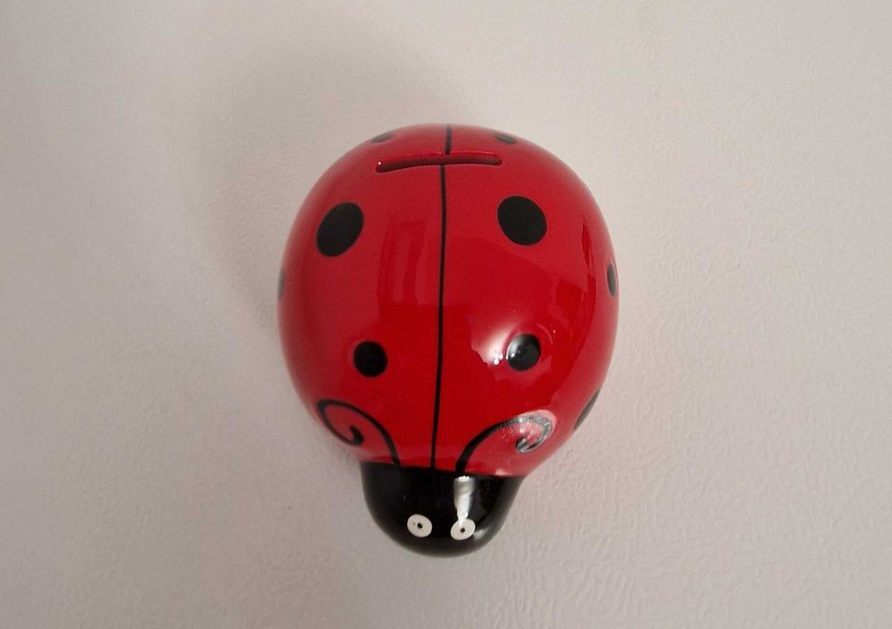 Pușculiță model buburuză