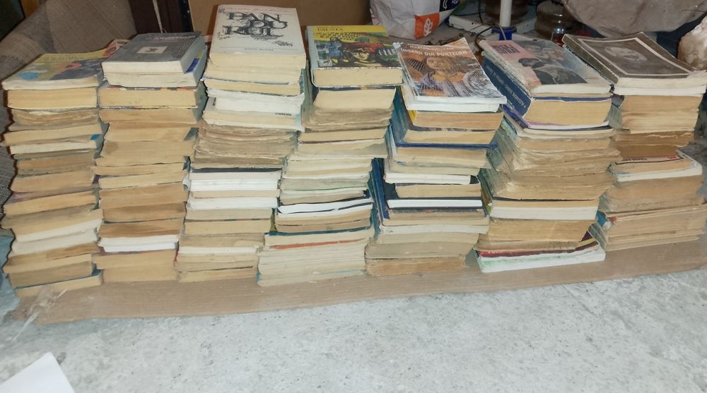 Lot cărți,ziare vechi de vânzare urgent