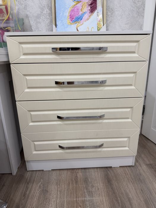 Комод с выдвижными ящиками