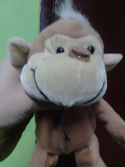 Красива плюшена маймунка