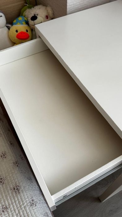 Продам рабочий стол(Ikea) с диффектом, есть торг