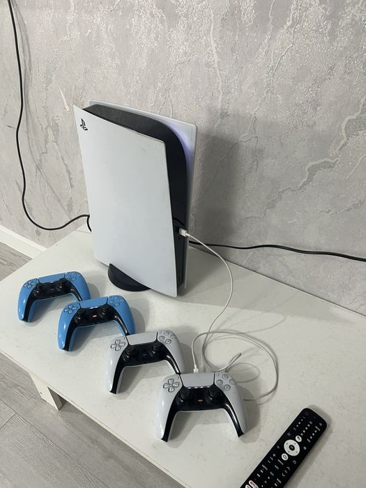 PlayStation 5 с дисководом четыре джойстика + игры