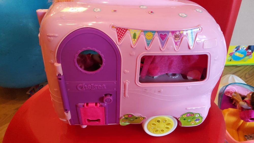 Манекен barbie + Краваната на Челси и  вила за домашни любимци BARBIE