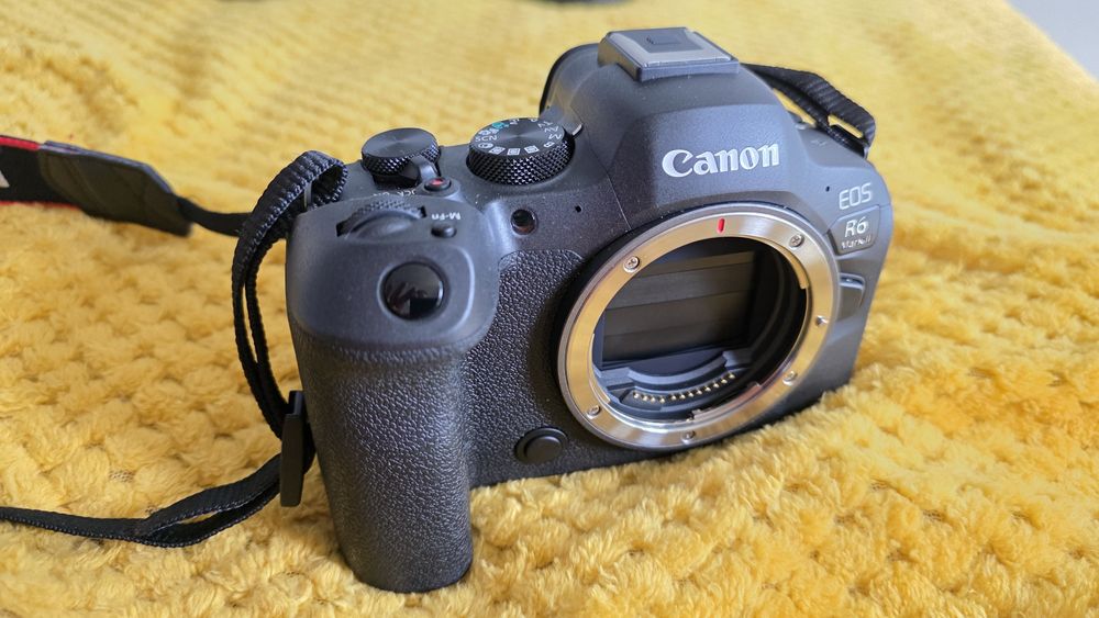 Canon EOS R6 mk II ca NOU, garanție F64, acumulator extra + card BONUS