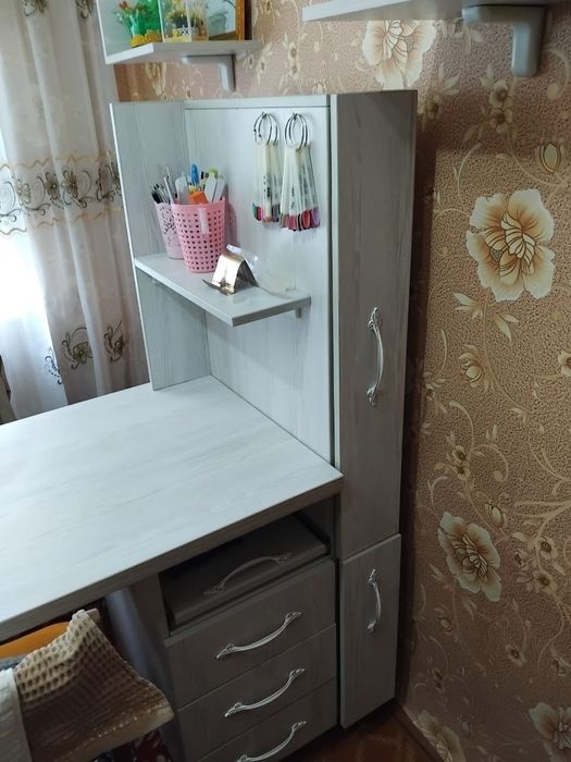 Продаётся комплект мебели для маникюра!